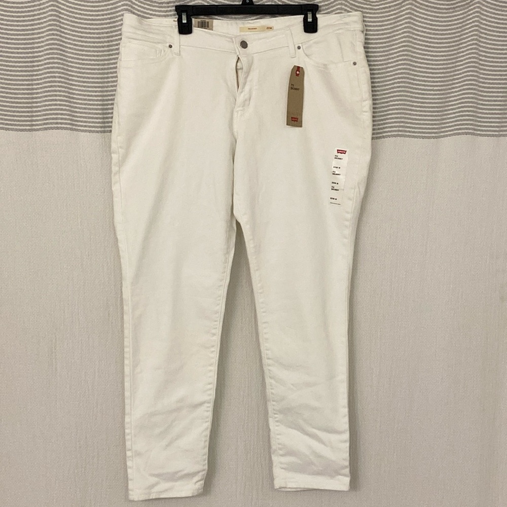 NWT Women’s White Levi’s Jeans
